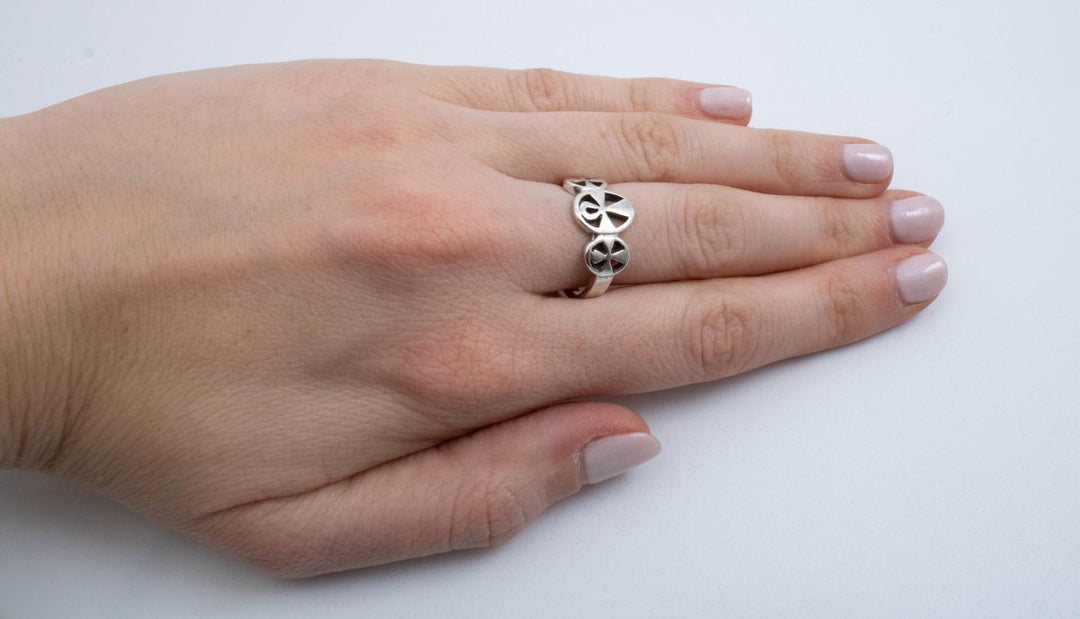 Vintage Sterling Silver Ring With 3 Bold Ankh Crosses! [Size 7 US]